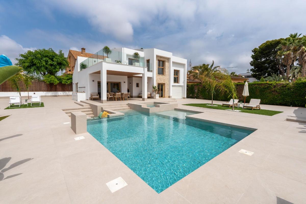 Villa in Alicante, Spain 4 bedrooms, 227 sq.m. No. 148910