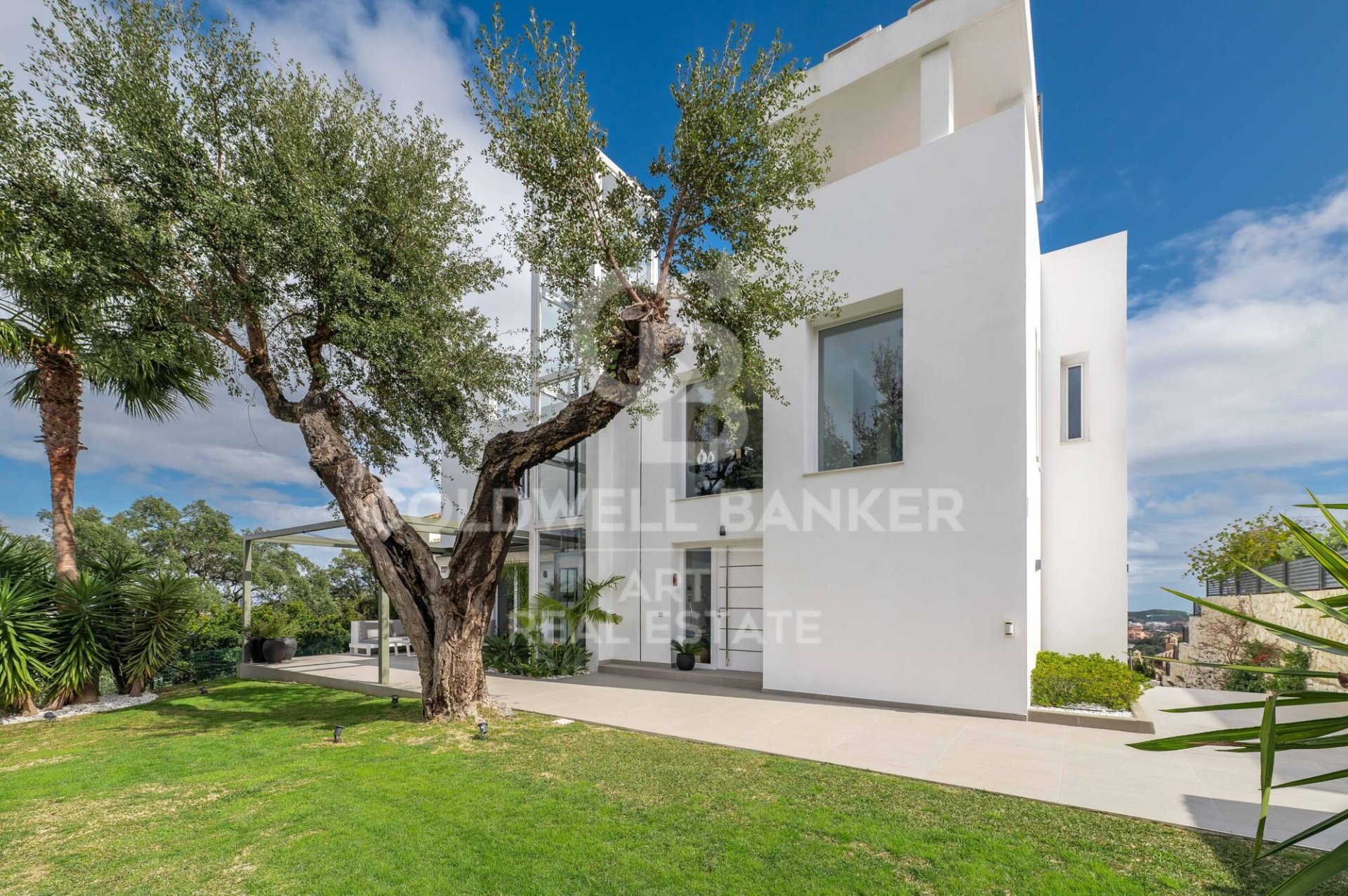 Villa in Ojen, Malaga, Spain 5 bedrooms, 527 sq.m. No. 159071