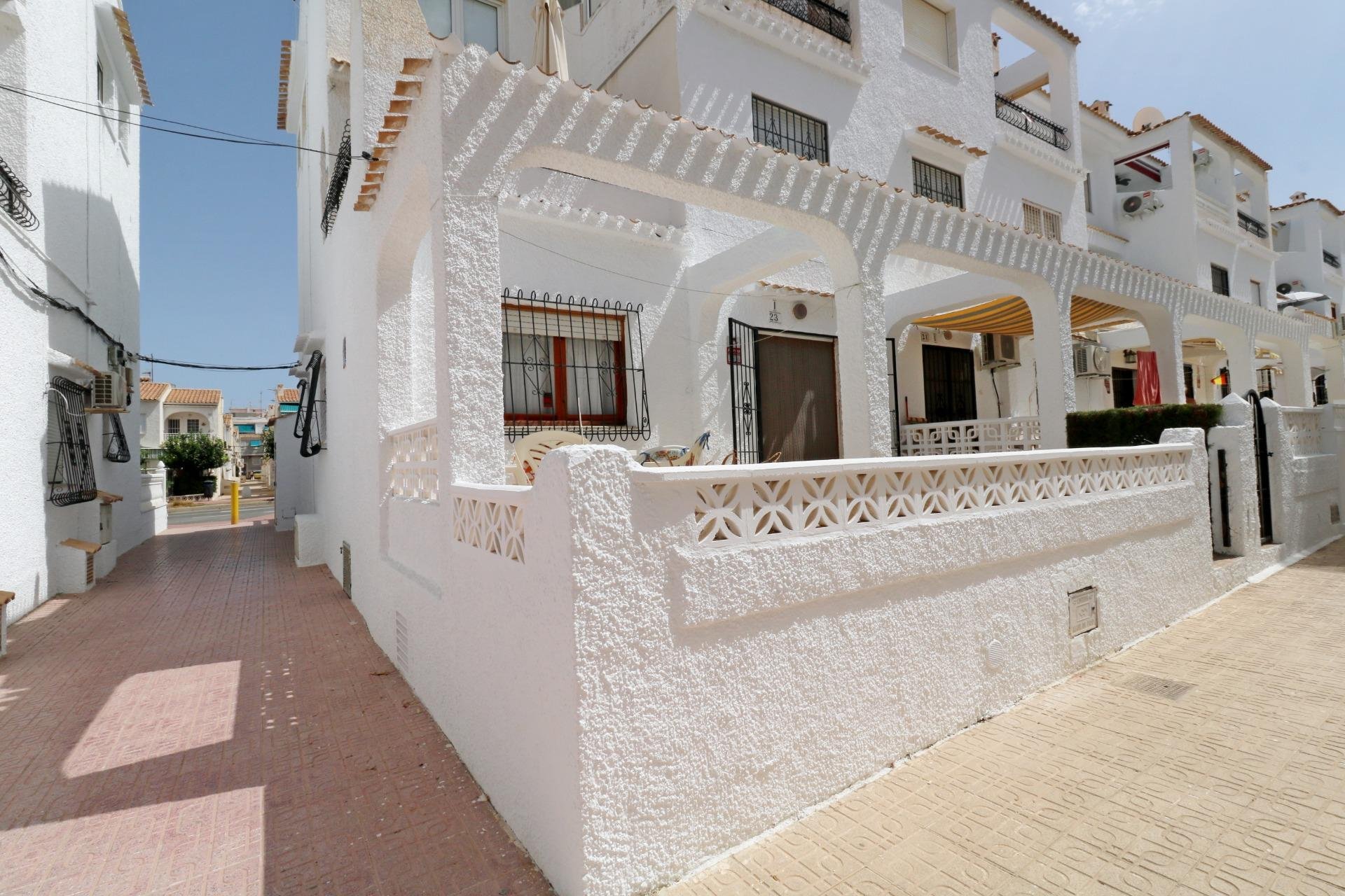 Bungalow à Torrevieja, Alicante, Espagne 3 chambres, 80 m2 No. 194988