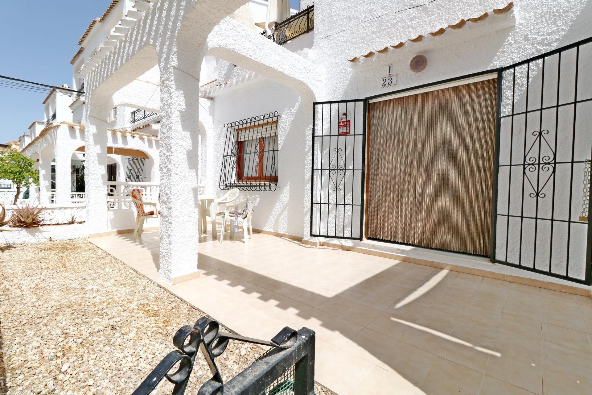 Bungalow à Torrevieja, Alicante, Espagne 3 chambres, 80 m2 No. 194988