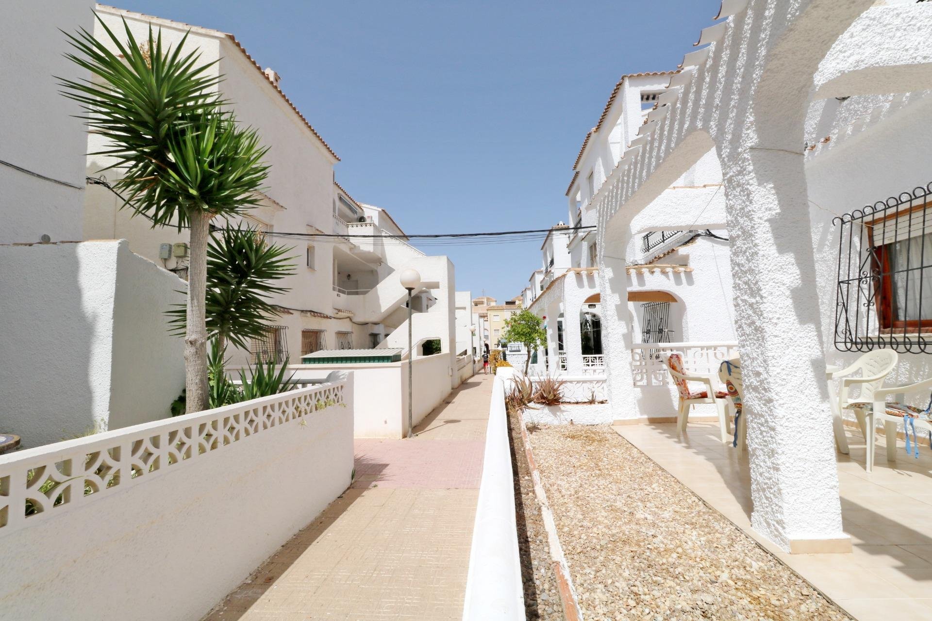 Bungalow à Torrevieja, Alicante, Espagne 3 chambres, 80 m2 No. 194988