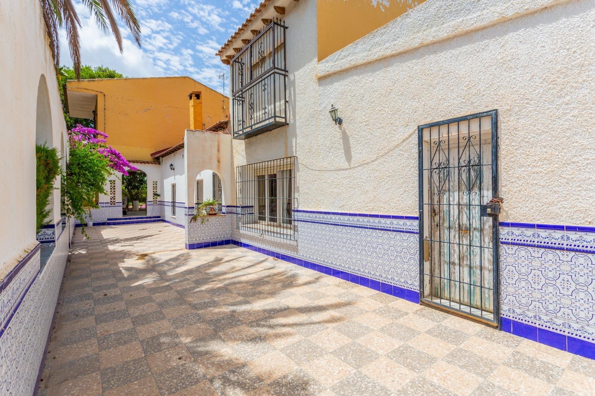 Villa in Los Montesinos, Alicante, Spain 5 bedrooms, 260 sq.m. No. 74717