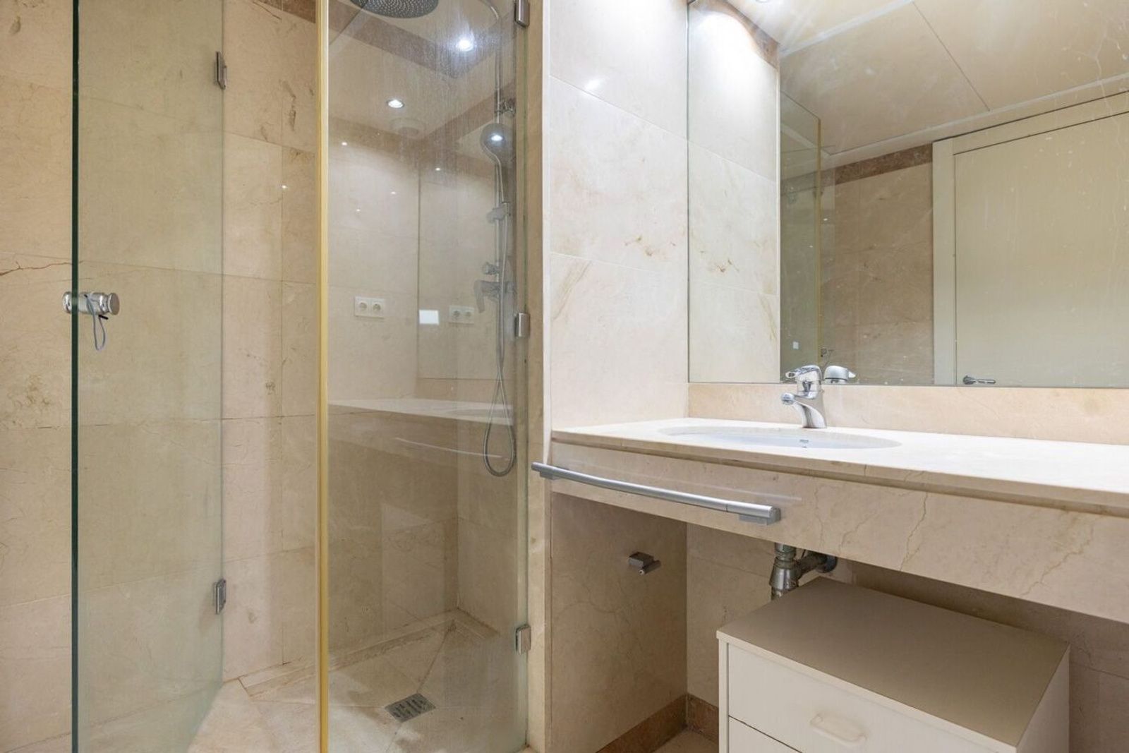 Apartamento en Barcelona, España 4 dormitorios, 171 m2 No. 168973