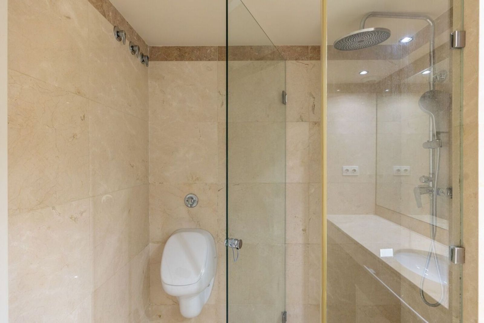 Apartamento en Barcelona, España 4 dormitorios, 171 m2 No. 168973