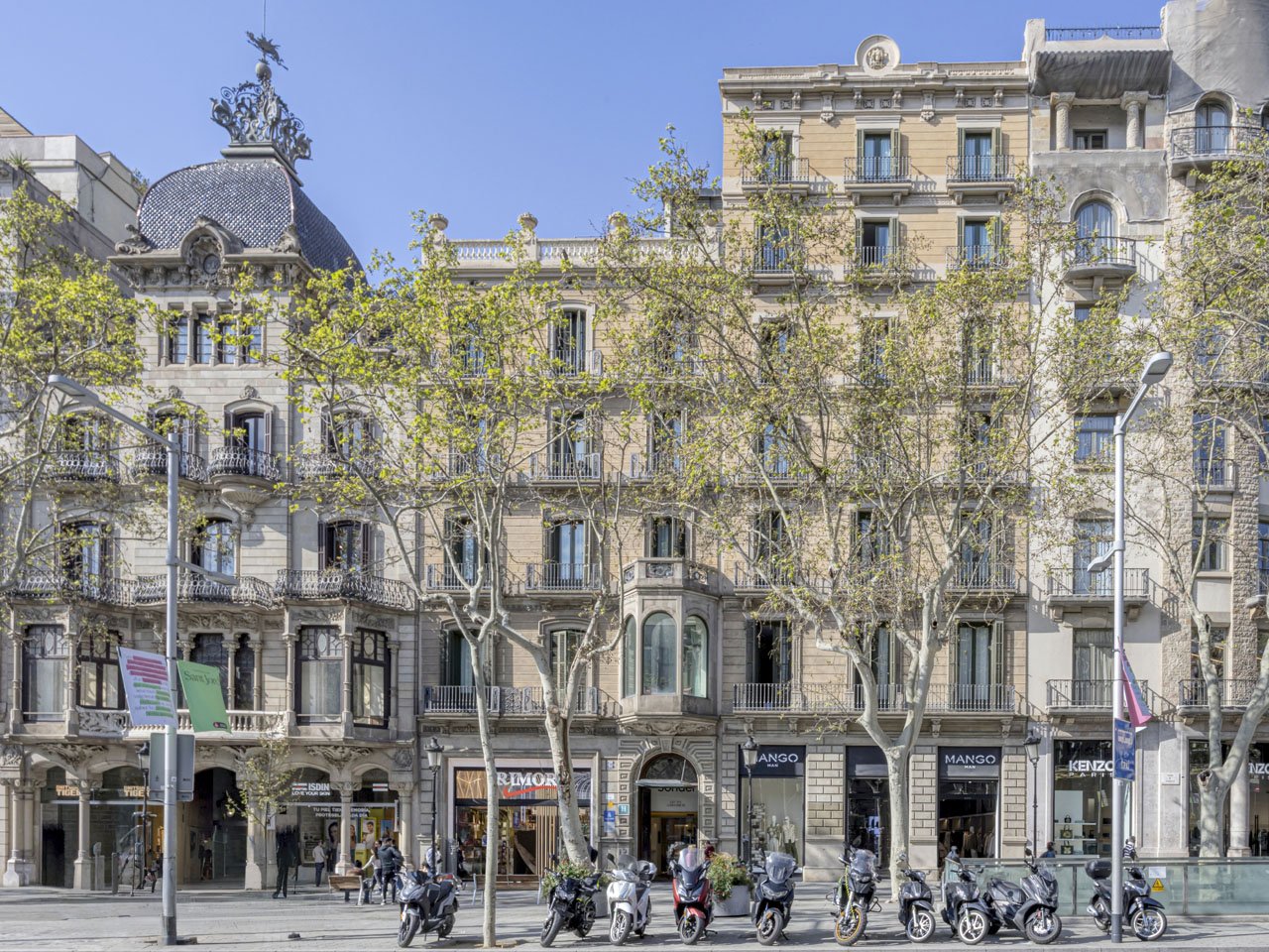 Commercial property in Barcelona, Spain 500 sq.m. No. 184612