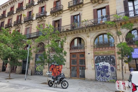Commercial property in Barcelona, Spain 587 sq.m. No. 184610