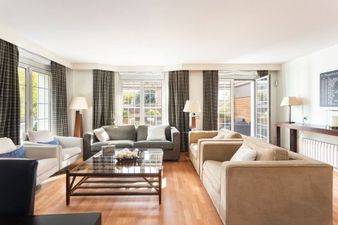 House in Esplugues de Llobregat, Barcelona, Spain 4 bedrooms, 262 sq.m. No. 184607