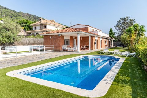 Māja Argentona, Barcelona, Spānijā 6 istabas, 510 m2 Nr. 184609
