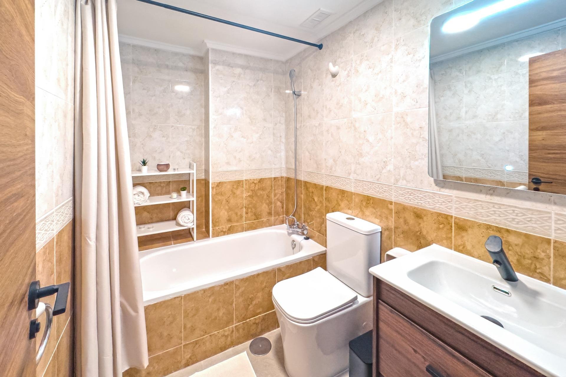 Apartment in Torrevieja, Alicante, Spain 3 bedrooms, 84 sq.m. No. 194255