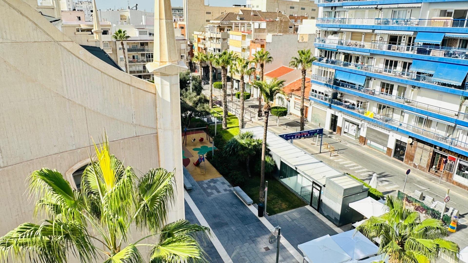 Apartment in Torrevieja, Alicante, Spain 3 bedrooms, 145 sq.m. No. 194260