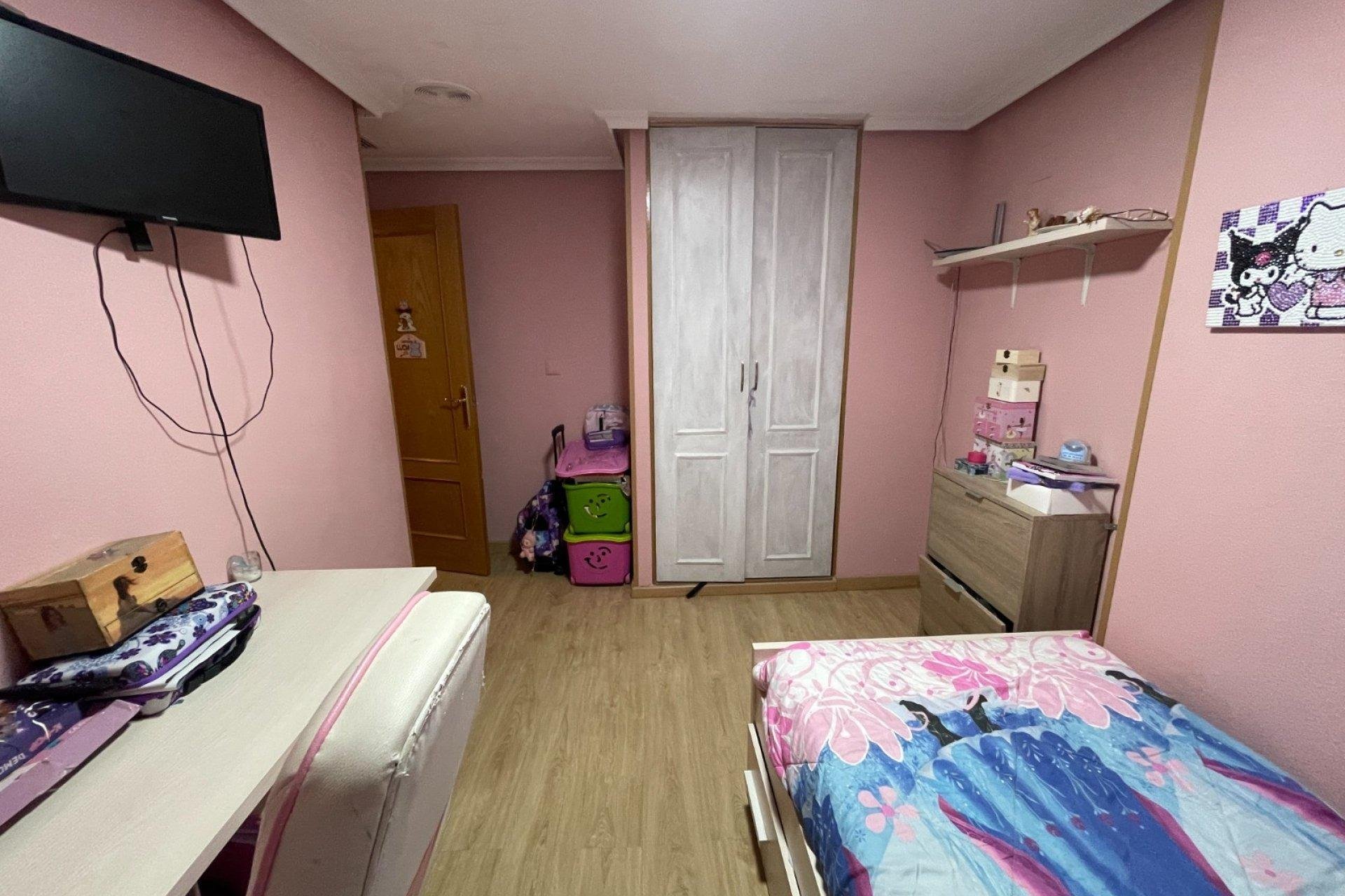 Apartment in Torrevieja, Alicante, Spain 4 bedrooms, 110 sq.m. No. 142717
