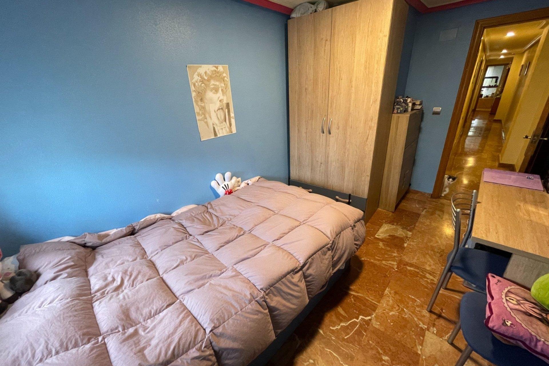 Apartment in Torrevieja, Alicante, Spain 4 bedrooms, 110 sq.m. No. 142717