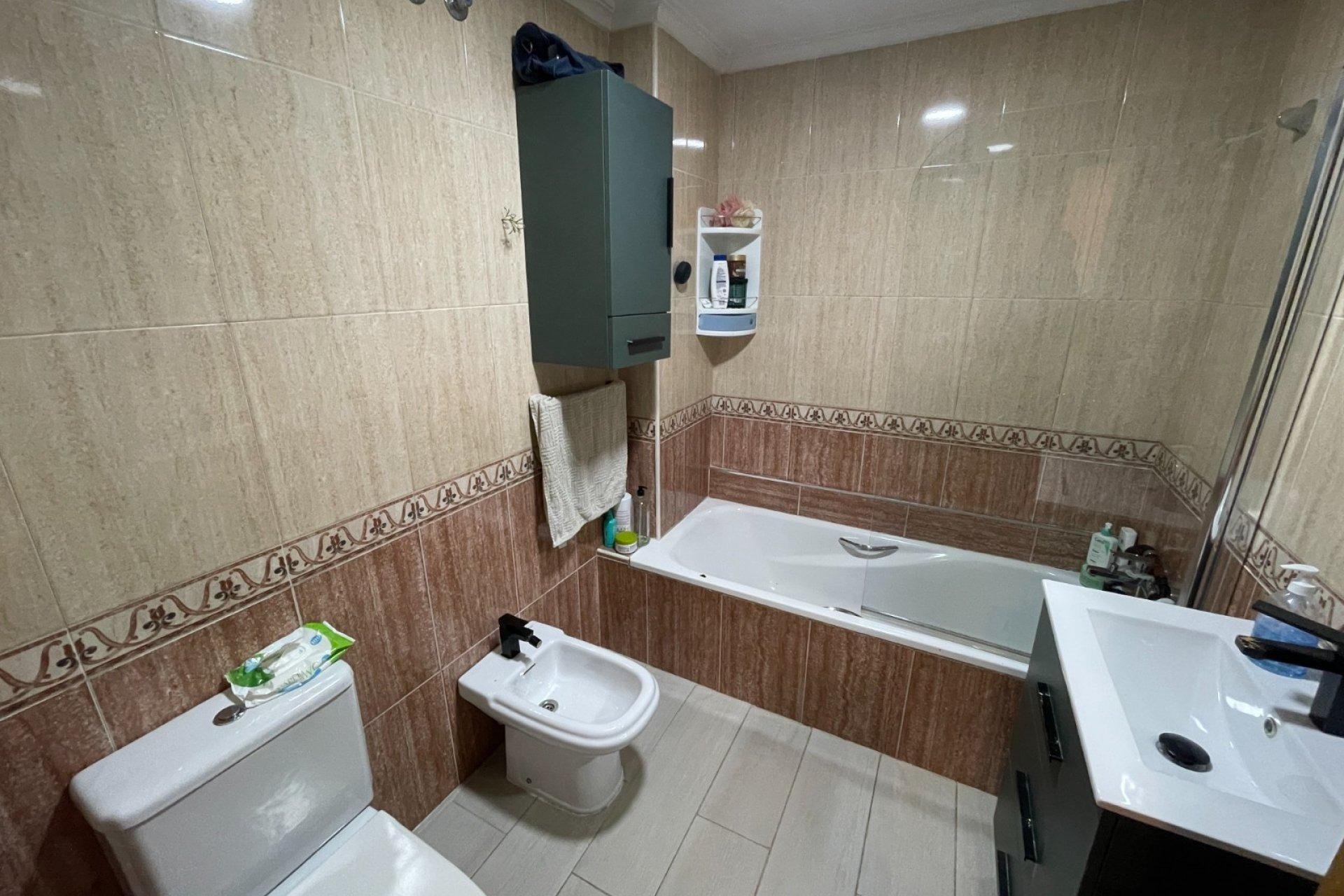 Apartment in Torrevieja, Alicante, Spain 4 bedrooms, 110 sq.m. No. 142717