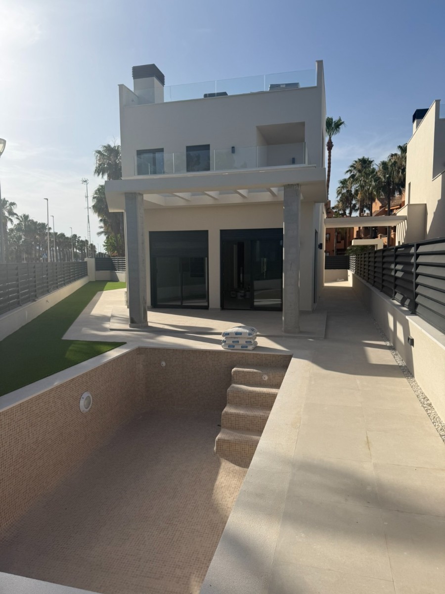 Villa à Los Alcazares, Murcia, Espagne 3 chambres, 125 m2 No. 135288