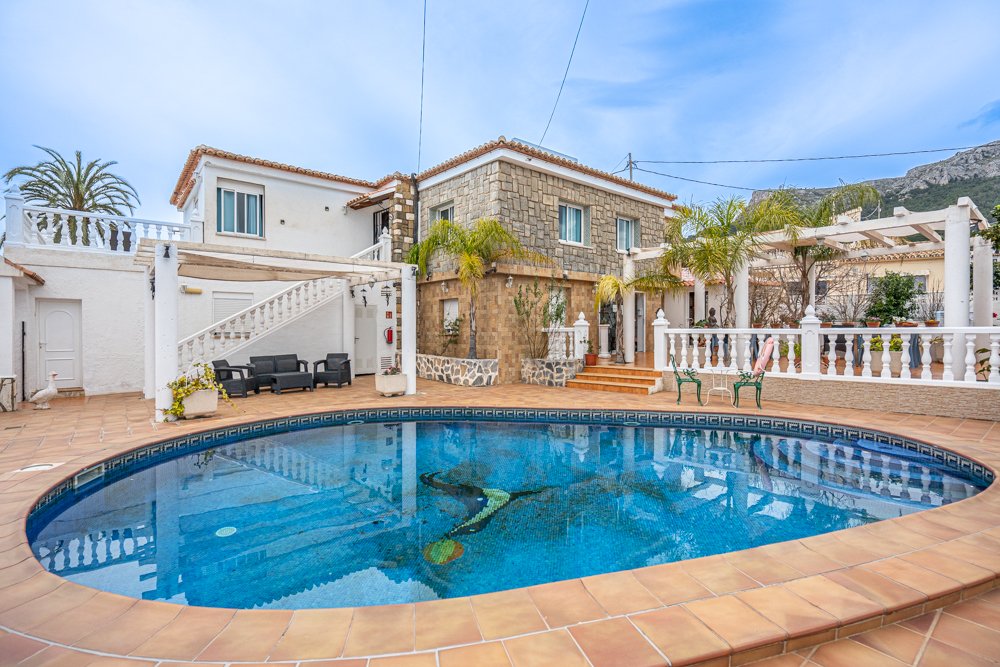 Commercial property in Calpe, Alicante, Spain 11 bedrooms, 335 sq.m. No. 78876