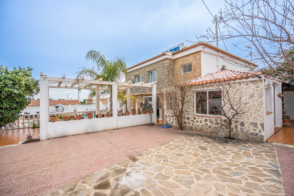 Commercial property in Calpe, Alicante, Spain 11 bedrooms, 335 sq.m. No. 78876