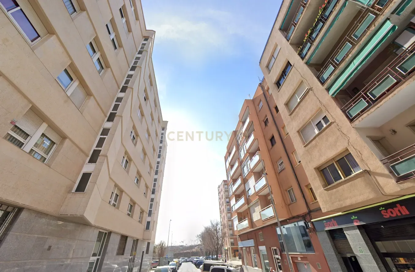 Tienda al por menor en Sabadell, Barcelona, España 282 m2 No. 186558