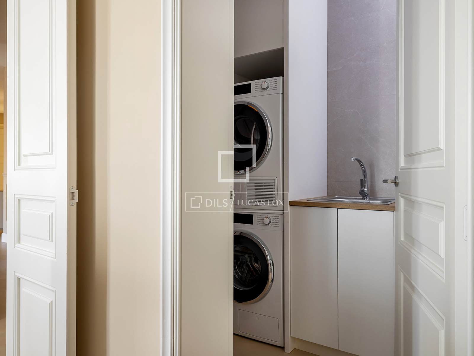 Apartamento en Barcelona, España 3 dormitorios, 250 m2 No. 161368
