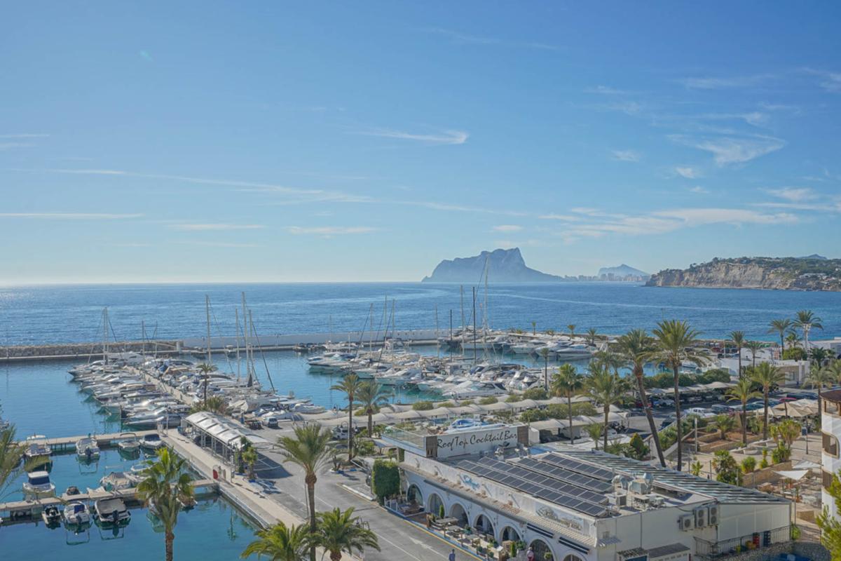 Villa in Moraira, Alicante, Spain 4 bedrooms, 400 sq.m. No. 80577
