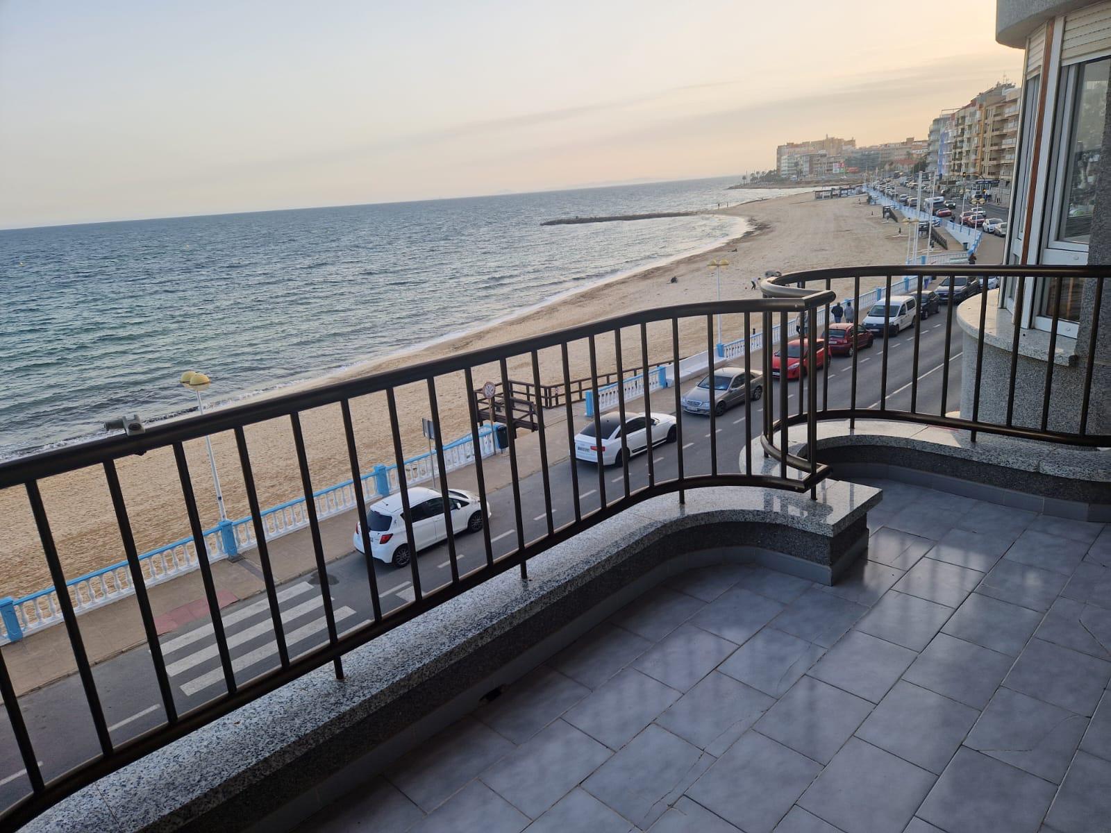 Apartamento en Torrevieja, Alicante, España 3 dormitorios, 120 m2 No. 189664