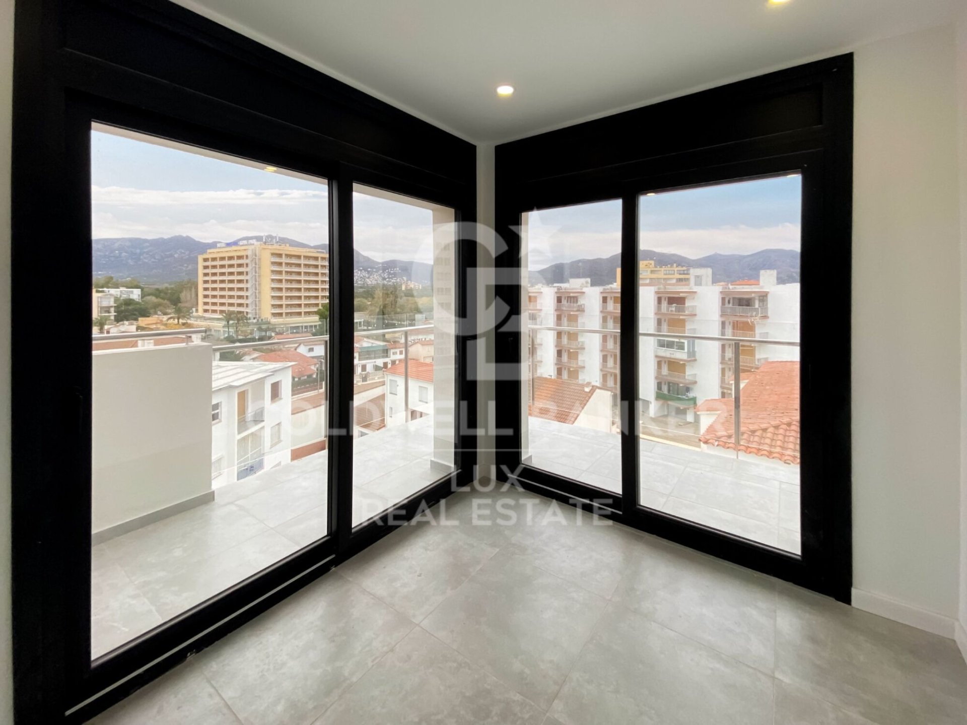 Tvåvåningslägenhet i Roses, Girona, Spanien 2 sovrum, 78 kvm. Nr. 160257