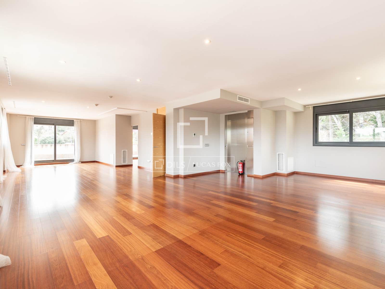 Villa in Bellaterra, Barcelona, Spain 6 bedrooms, 620 sq.m. No. 150861