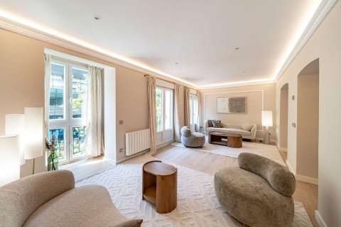 Apartment in Madrid, Spain 2 bedrooms, 113 sq.m. No. 165945