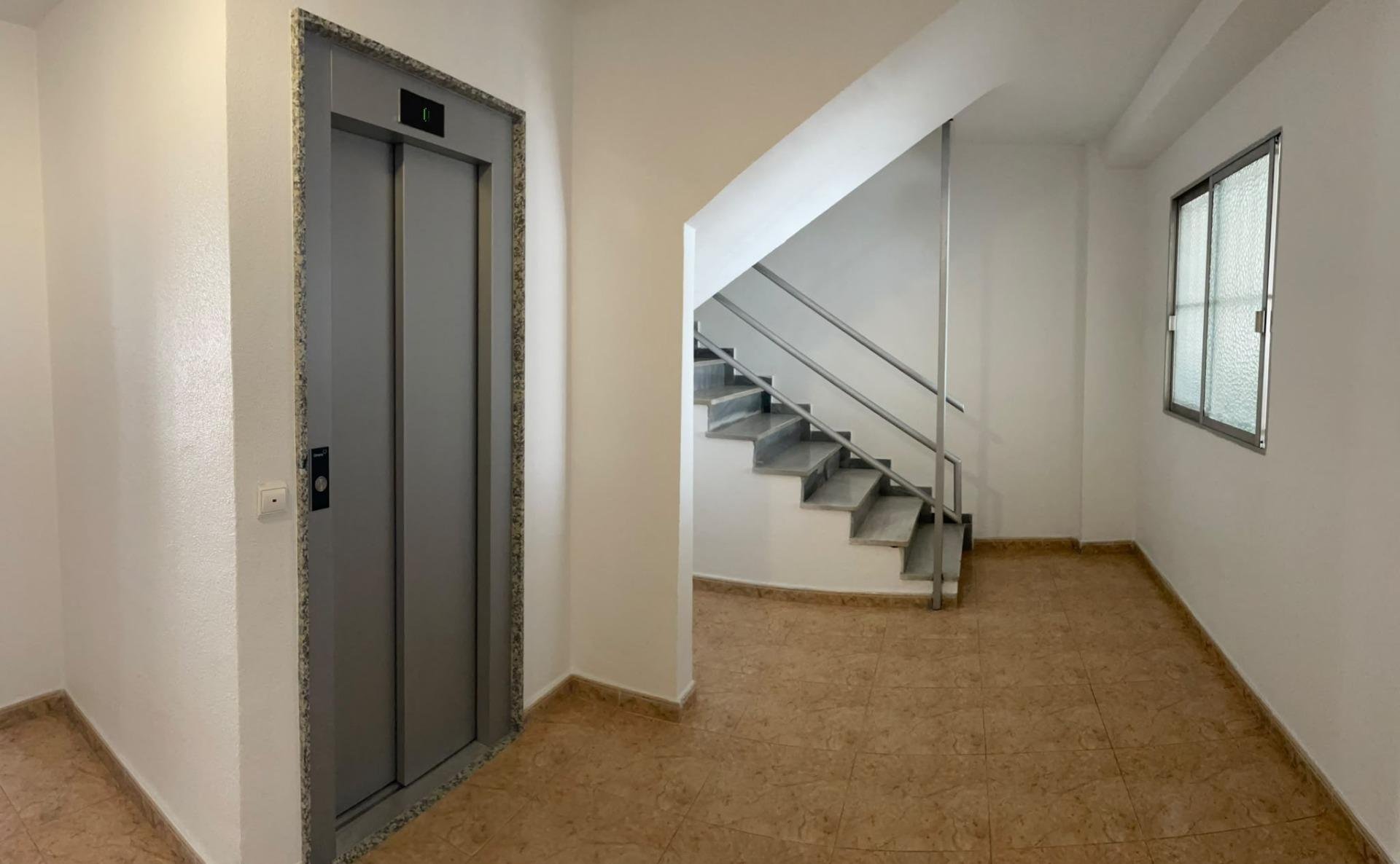 Apartment in Torrevieja, Alicante, Spain 4 bedrooms, 177 sq.m. No. 196145