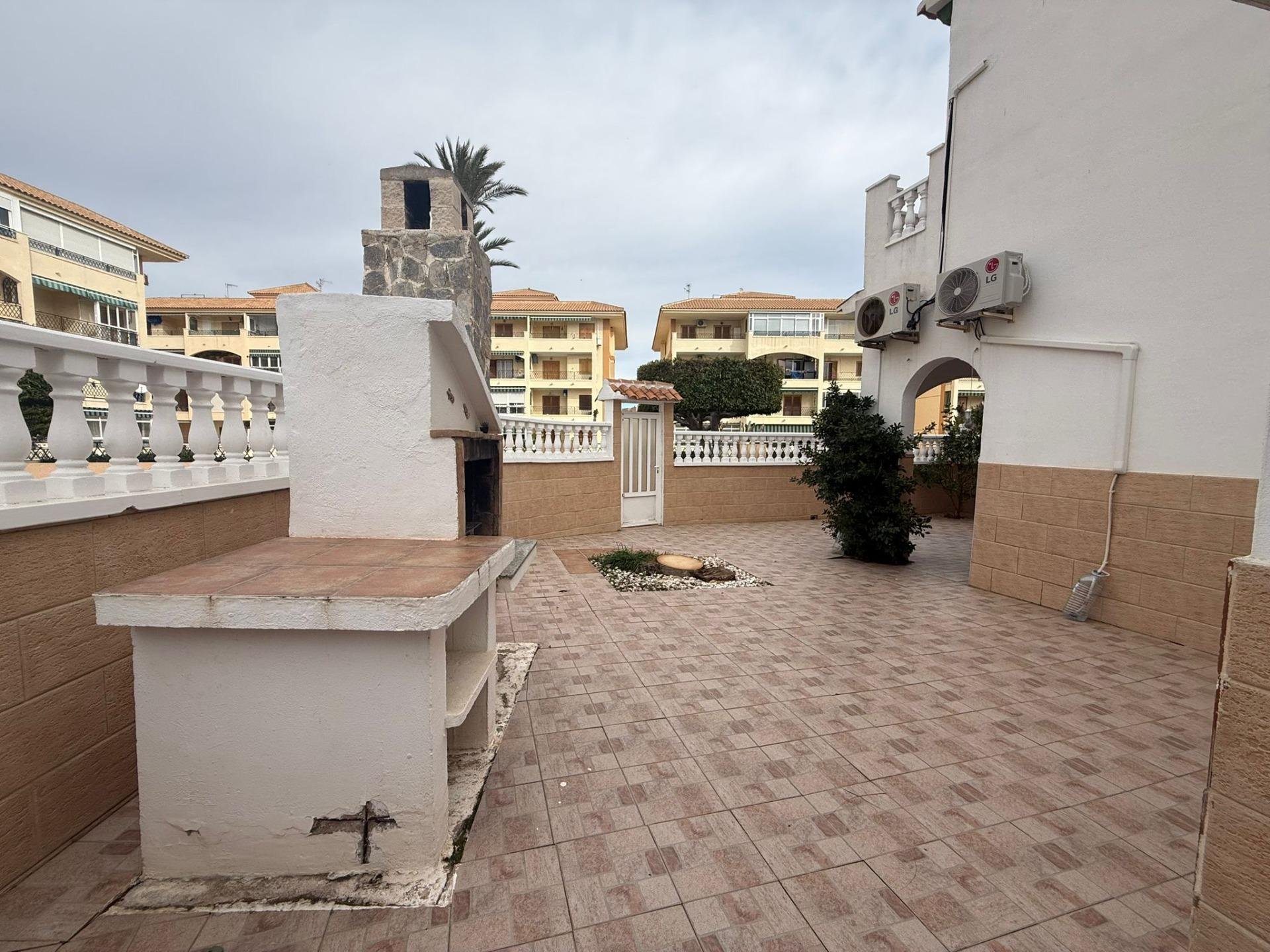 Villa a Torrevieja, Alicante, Spagna 2 camere da letto, 85 mq. N° 150138
