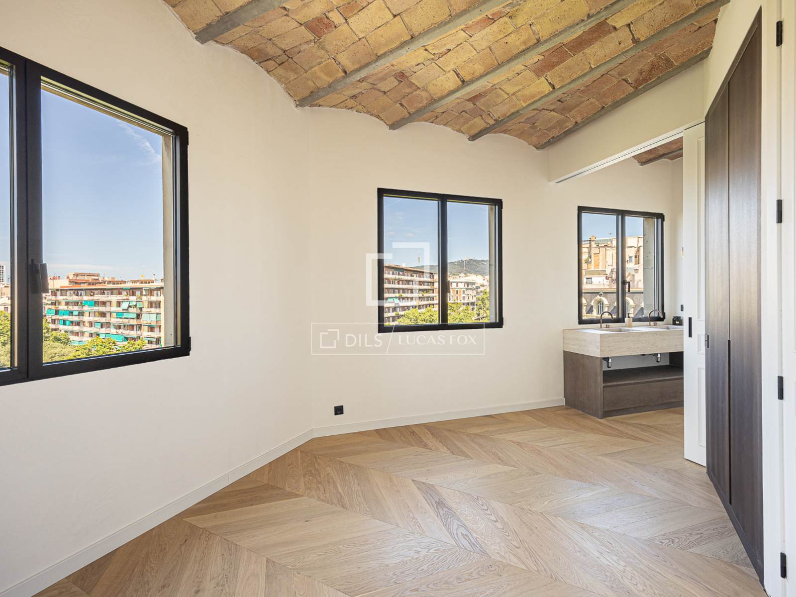 Kattohuoneisto Barcelona, Espanja 4 makuuhuonetta, 186 m2 No. 150403