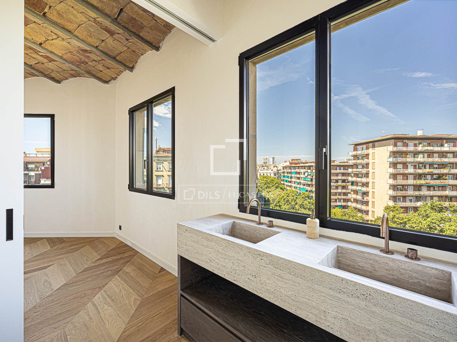 Kattohuoneisto Barcelona, Espanja 4 makuuhuonetta, 186 m2 No. 150403