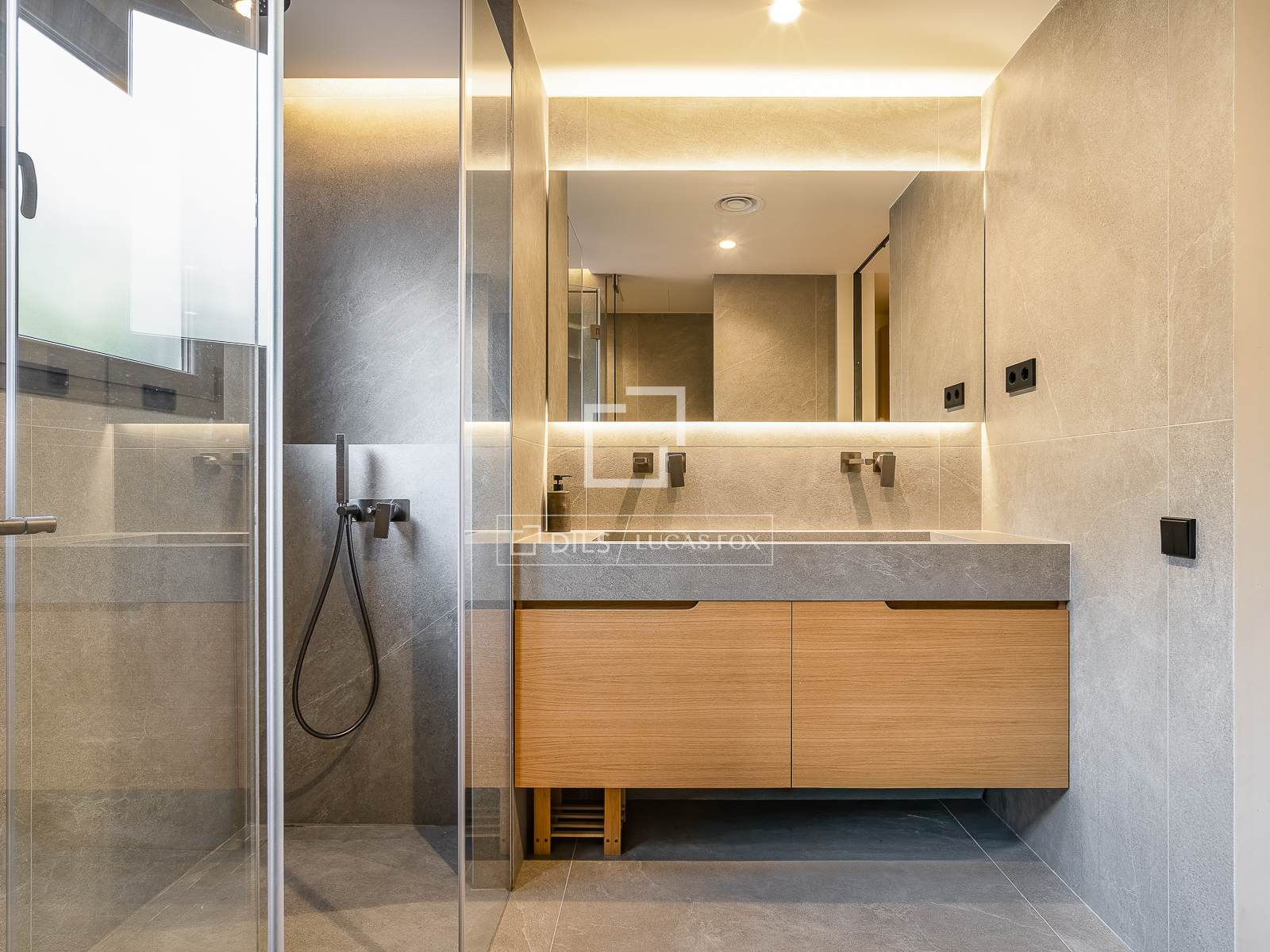 Apartment à Barcelona, Espagne 3 chambres, 129 m2 No. 196225