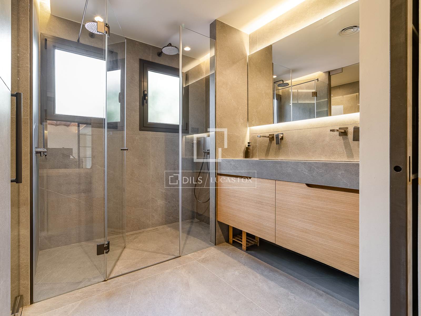 Apartment à Barcelona, Espagne 3 chambres, 129 m2 No. 196225