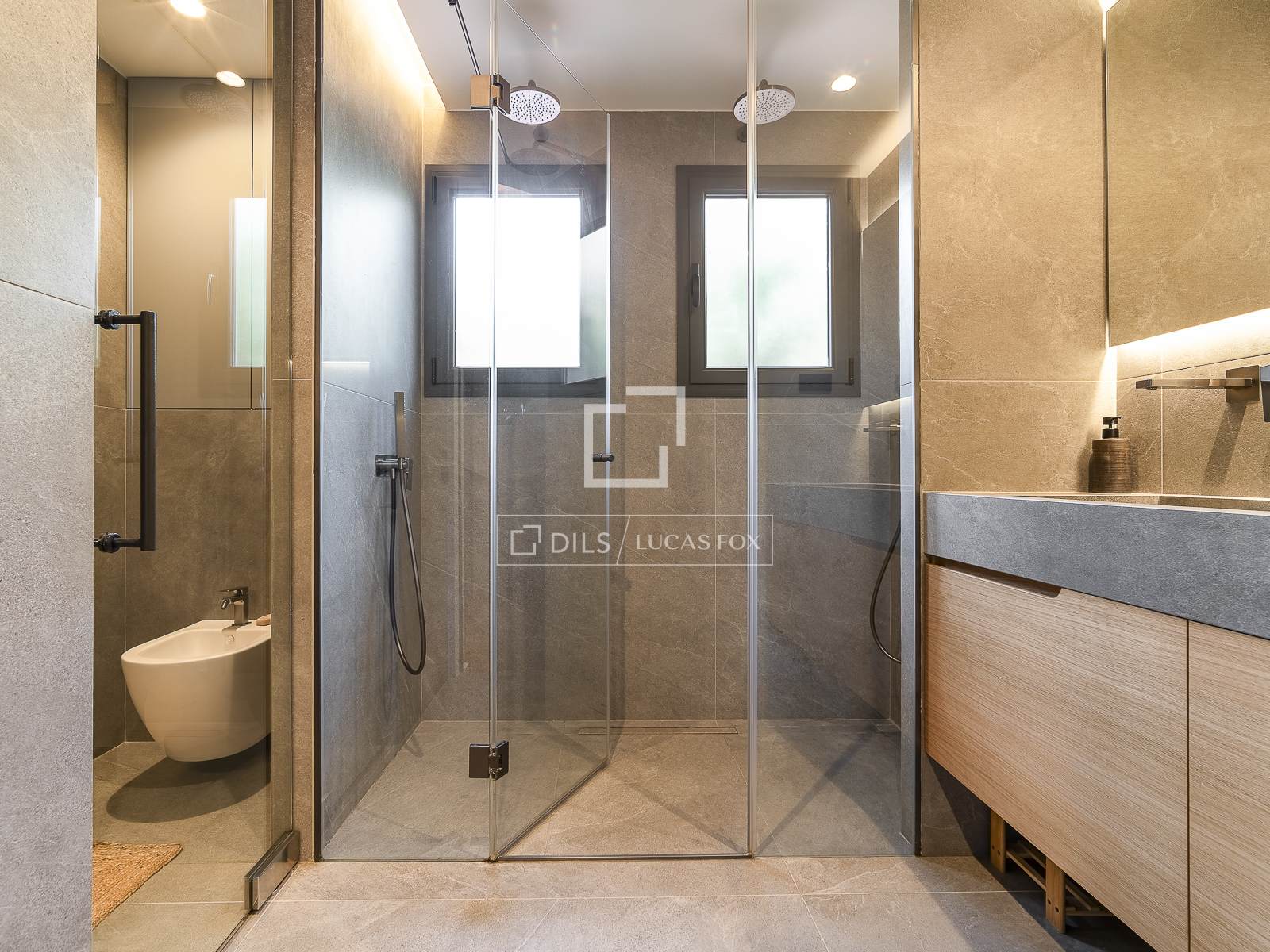 Apartment à Barcelona, Espagne 3 chambres, 129 m2 No. 196225