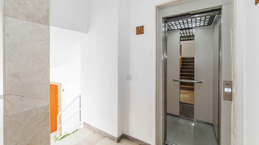 Apartamento en Sevilla, España 4 dormitorios, 164 m2 No. 119632