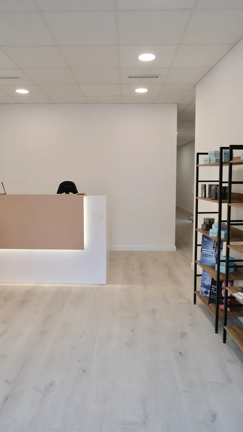 Tienda al por menor en Barcelona, España 4 dormitorios, 120 m2 No. 166977