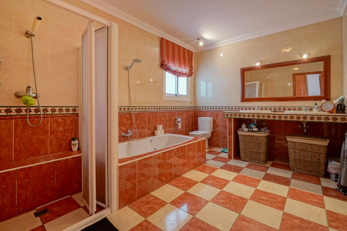 Villa in Altea, Alicante, Spain 4 bedrooms, 400 sq.m. No. 149034