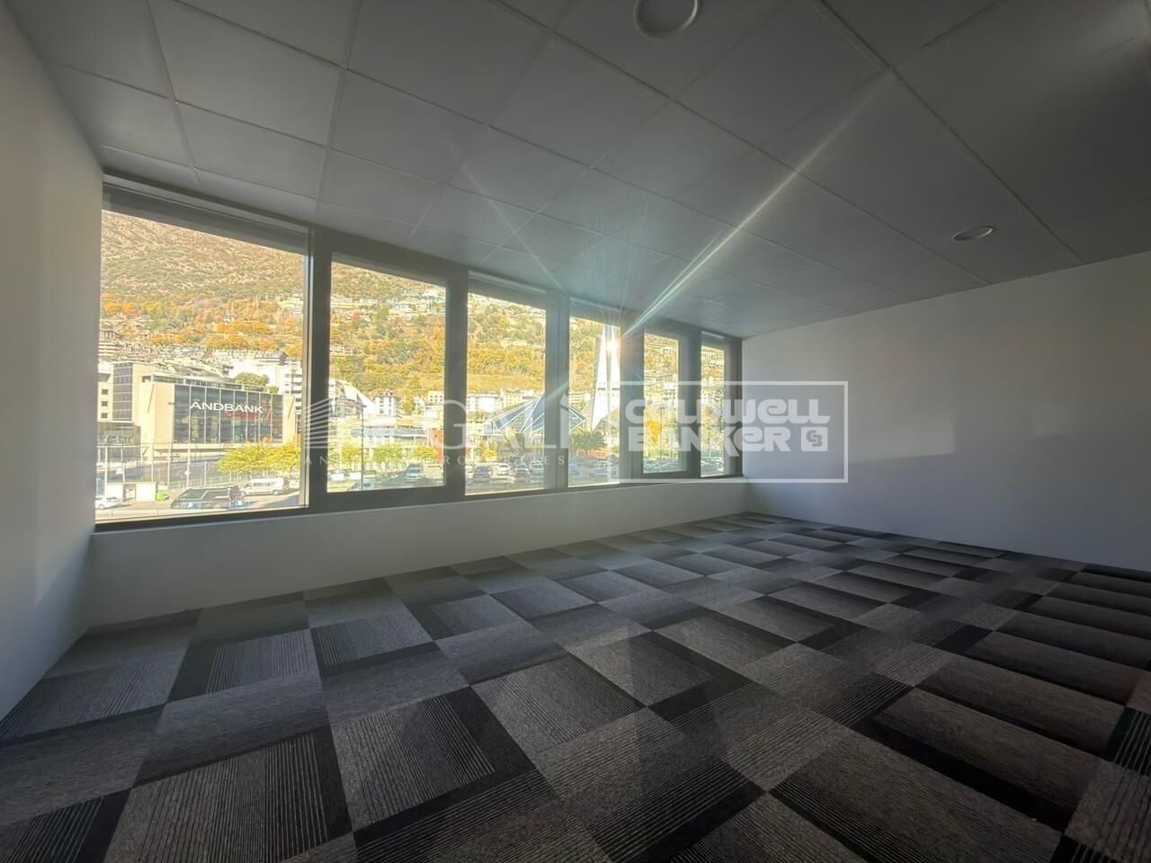 Ofiss Principado De Andorra (Ninguna Poblacion Tiene C.P.), Lleida, Spānijā 94 m2 Nr. 160520