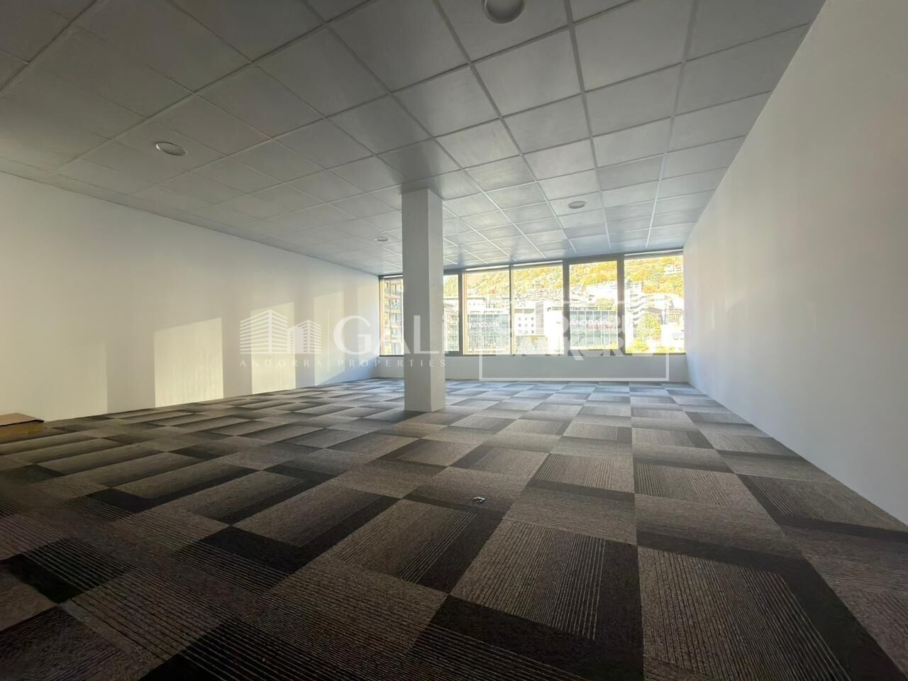 Ofiss Principado De Andorra (Ninguna Poblacion Tiene C.P.), Lleida, Spānijā 94 m2 Nr. 160520