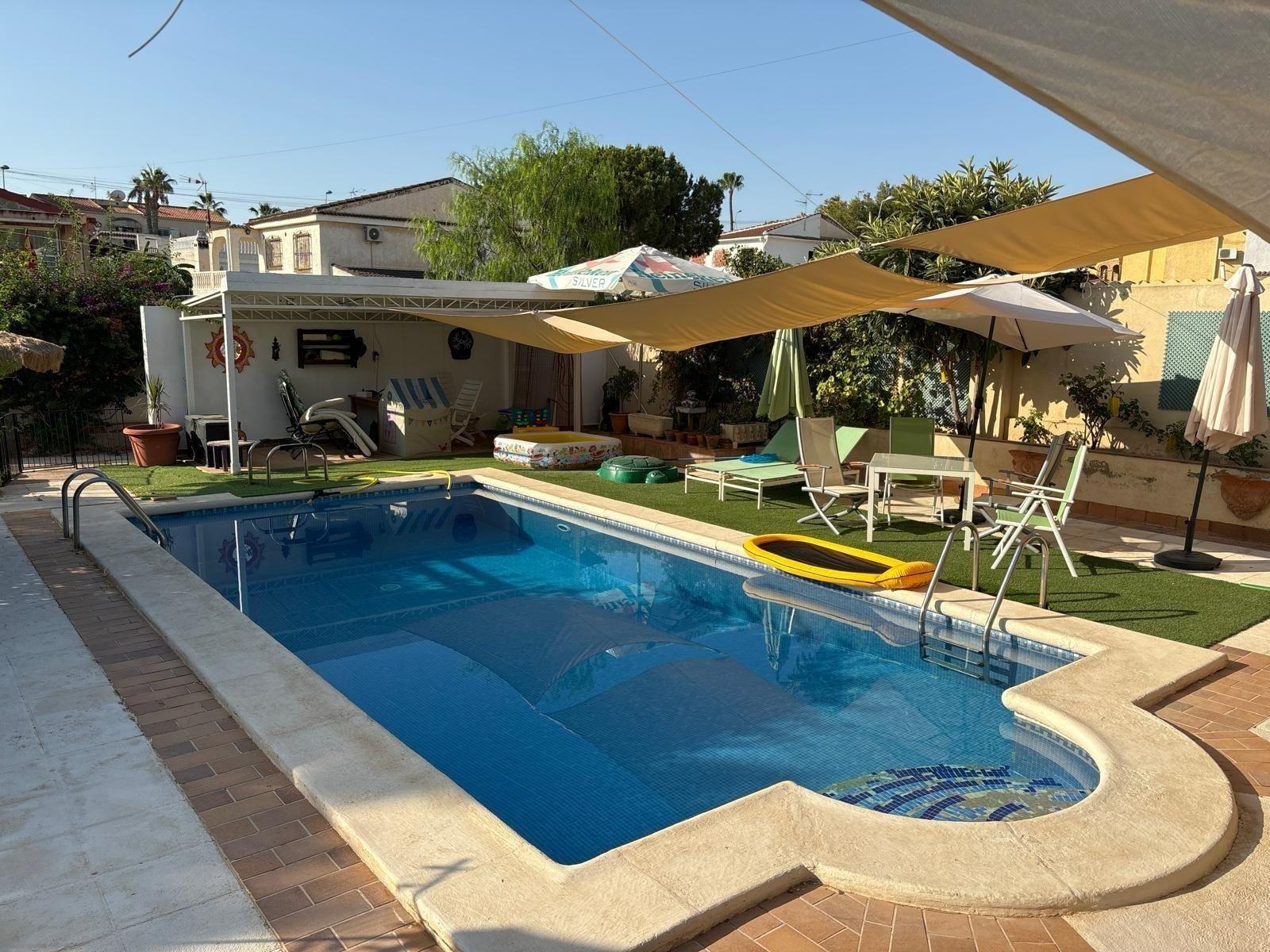 Villa i Torrevieja, Alicante, Spanien 4 sovrum, 250 kvm. Nr. 165580