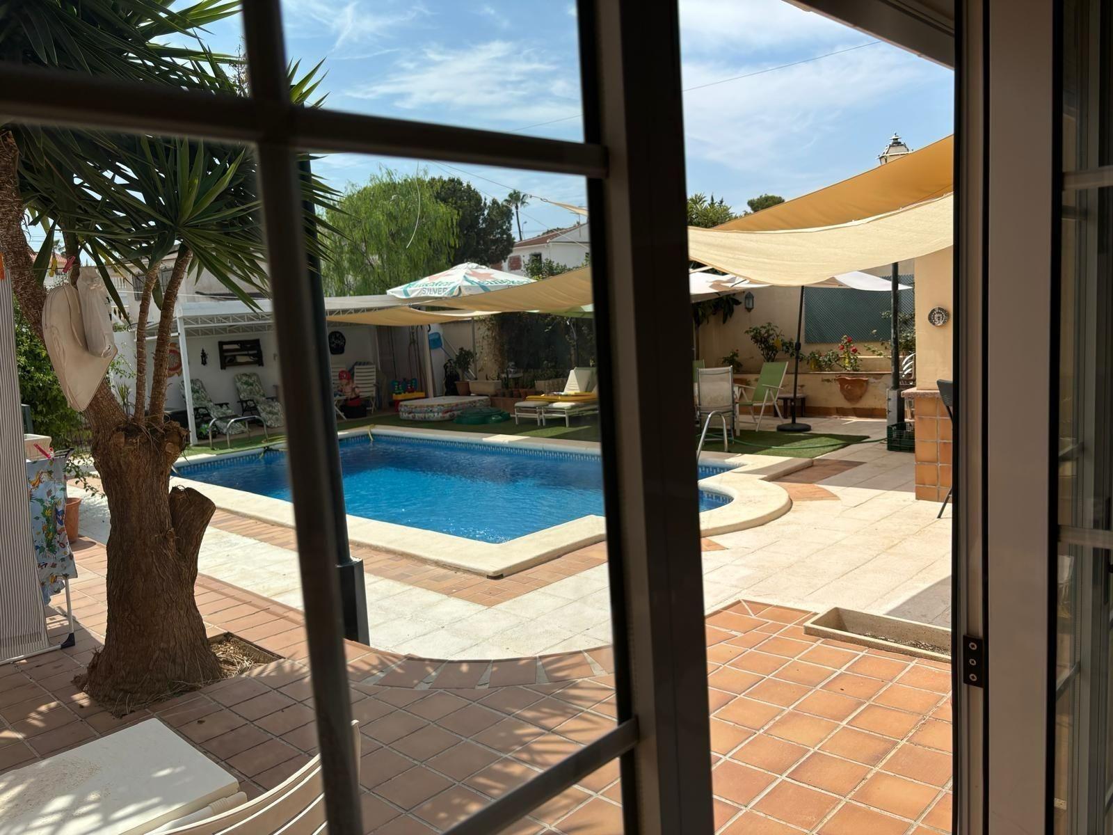 Villa i Torrevieja, Alicante, Spanien 4 sovrum, 250 kvm. Nr. 165580