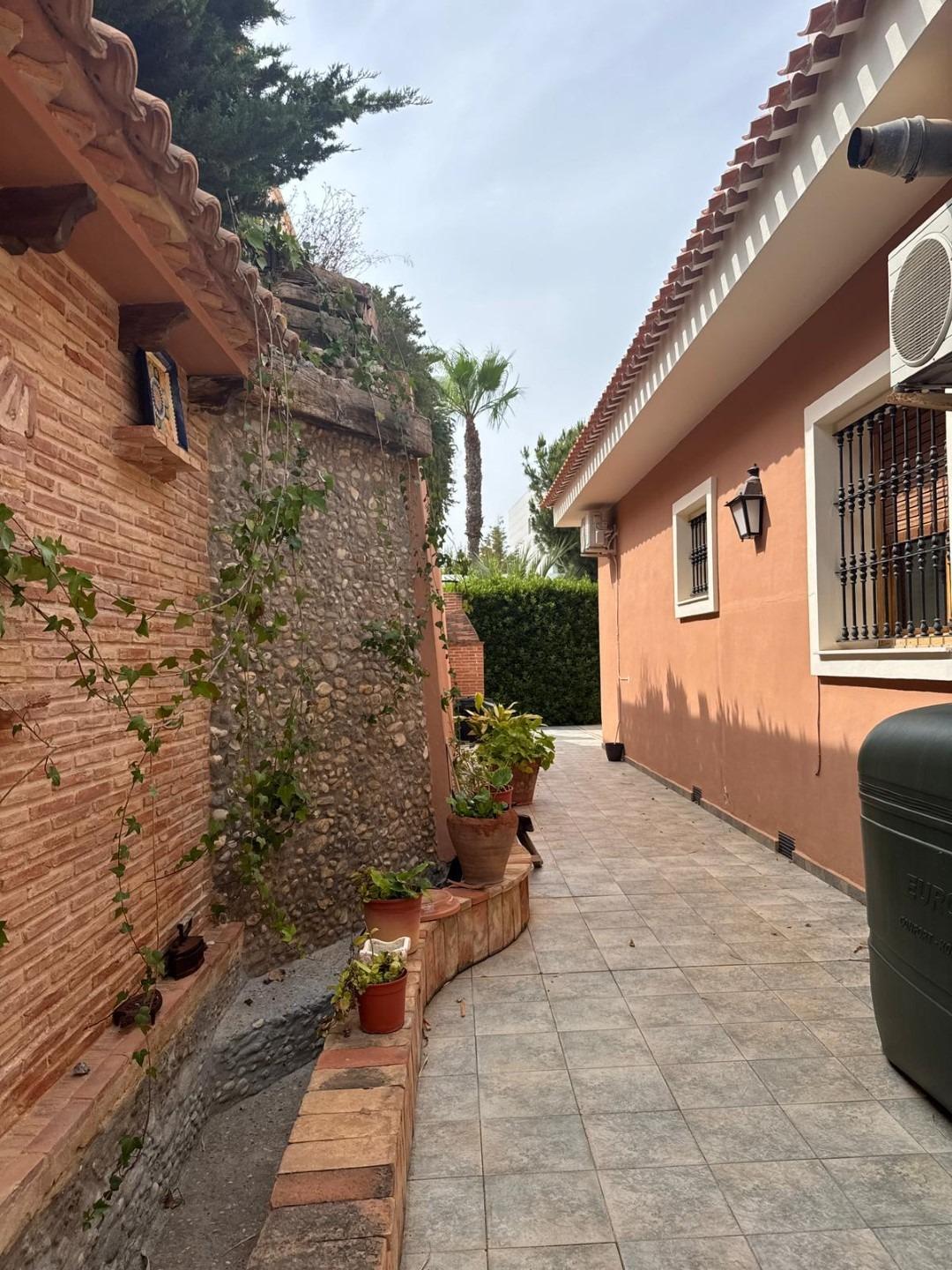 Villa a Torrevieja, Alicante, Spagna 4 camere da letto, 386 mq. N° 137641