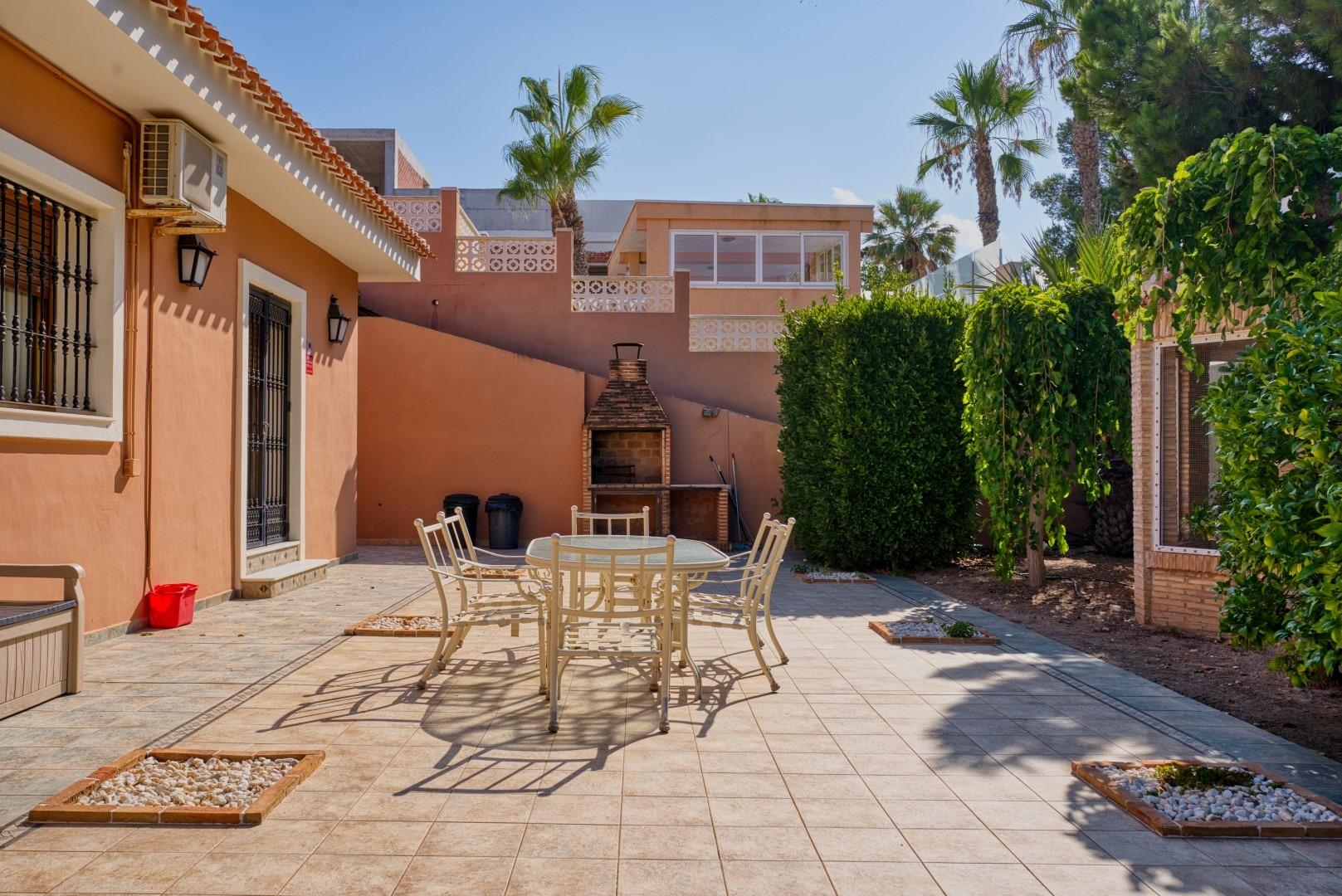 Villa a Torrevieja, Alicante, Spagna 4 camere da letto, 386 mq. N° 137641
