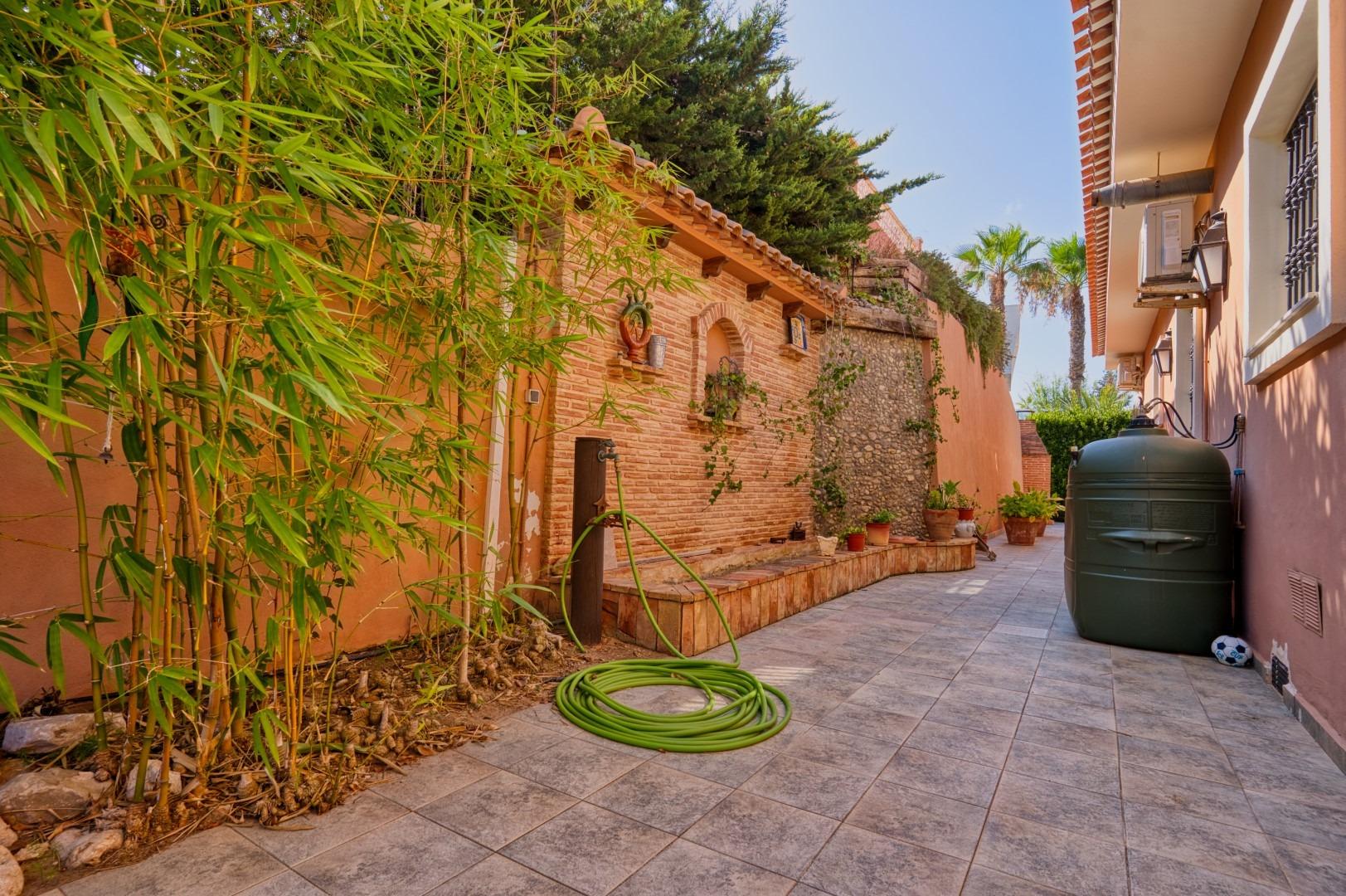 Villa a Torrevieja, Alicante, Spagna 4 camere da letto, 386 mq. N° 137641