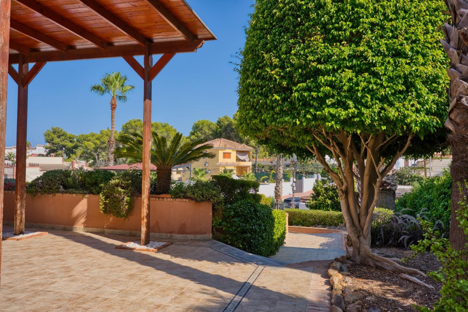 Villa a Torrevieja, Alicante, Spagna 4 camere da letto, 386 mq. N° 137641