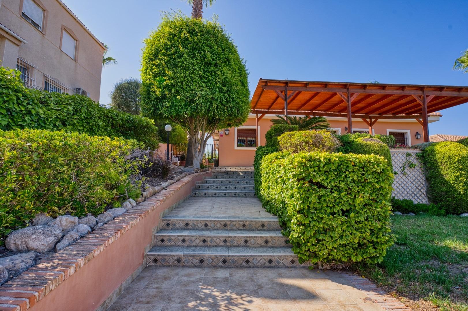 Villa a Torrevieja, Alicante, Spagna 4 camere da letto, 386 mq. N° 137641