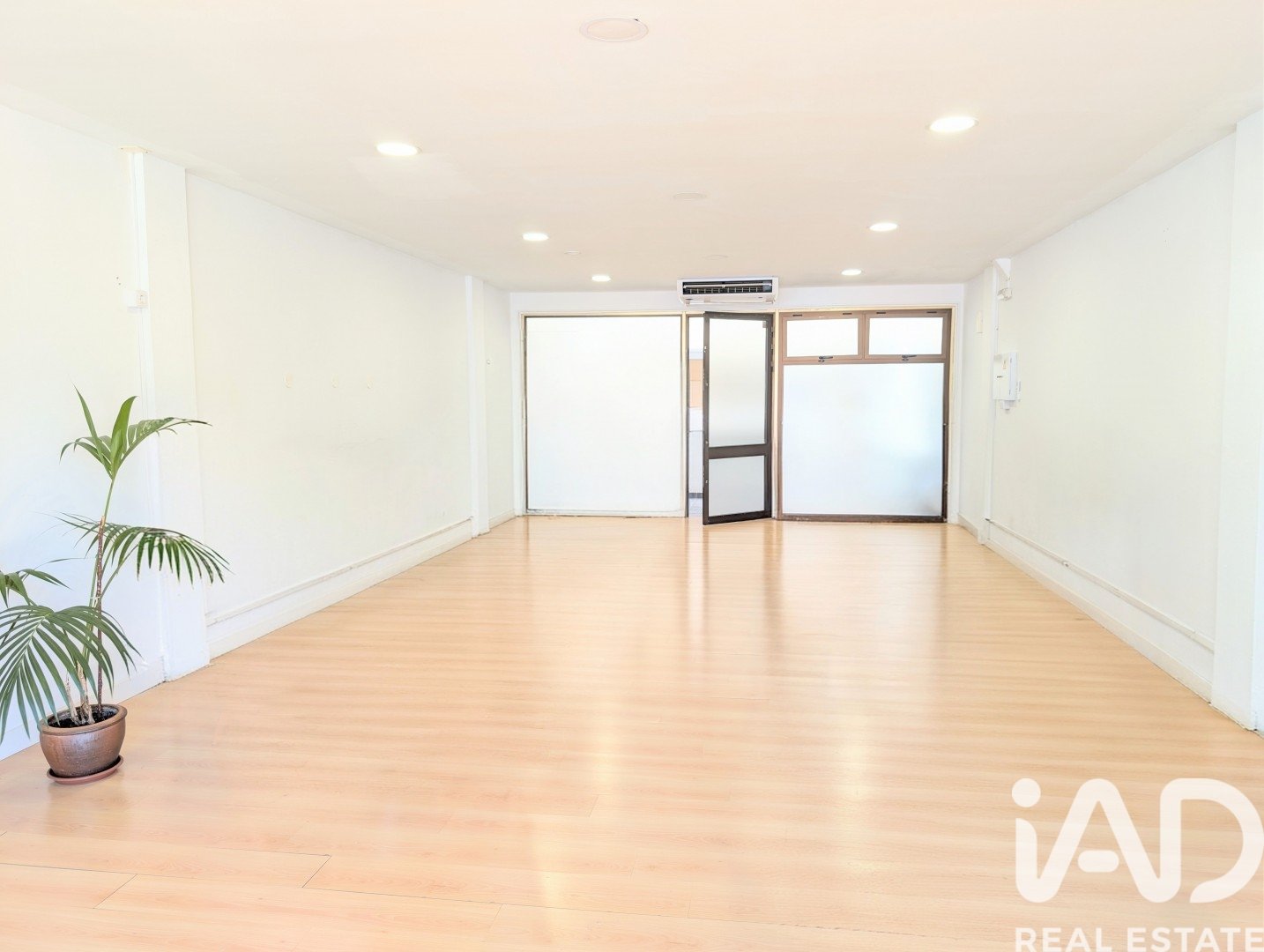 Commercial property à Puerto de la Cruz, Tenerife, Espagne 63 m2 No. 173070