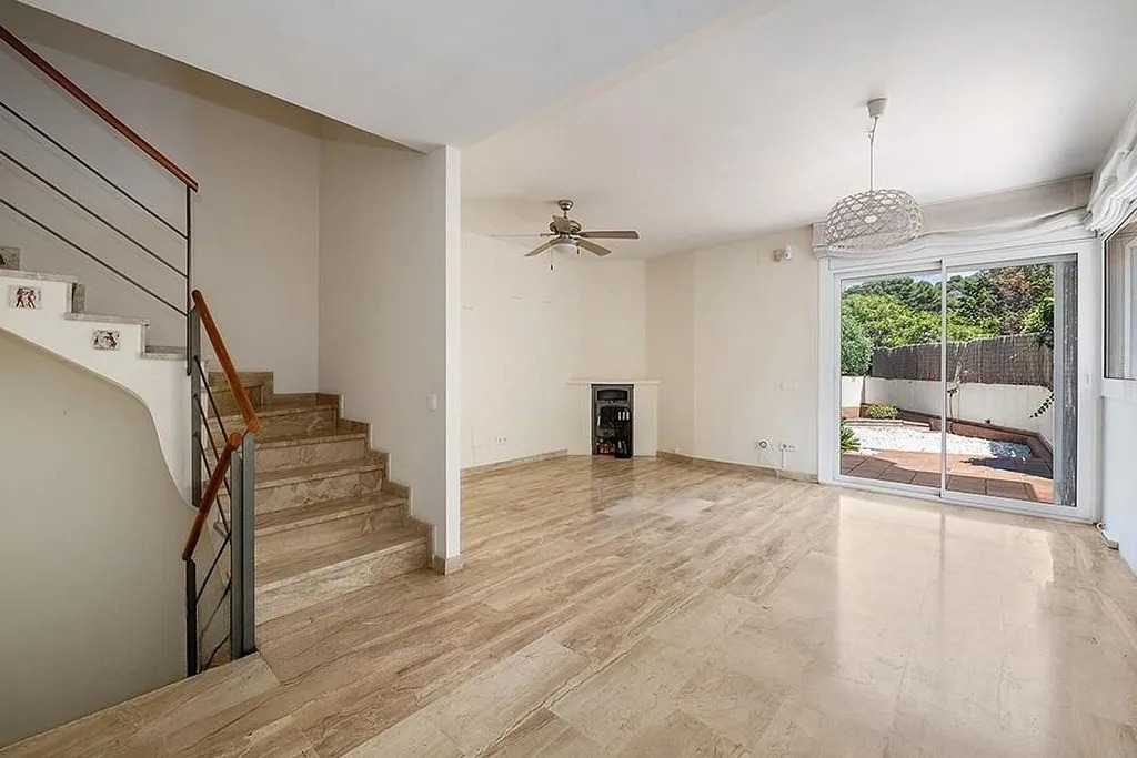 Villetta a schiera a Castelldefels, Barcelona, Spagna 4 camere da letto,  N° 140854