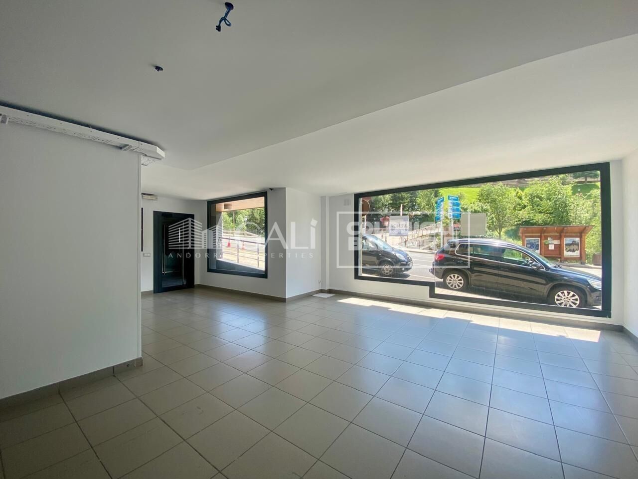 Commercial property in Principado De Andorra (Ninguna Poblacion Tiene C.P.), Lleida, Spain 75 sq.m. No. 158316