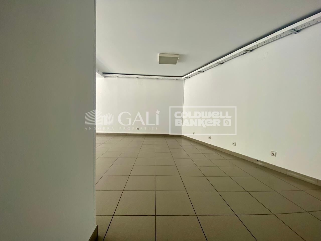 Commercial property in Principado De Andorra (Ninguna Poblacion Tiene C.P.), Lleida, Spain 75 sq.m. No. 158316